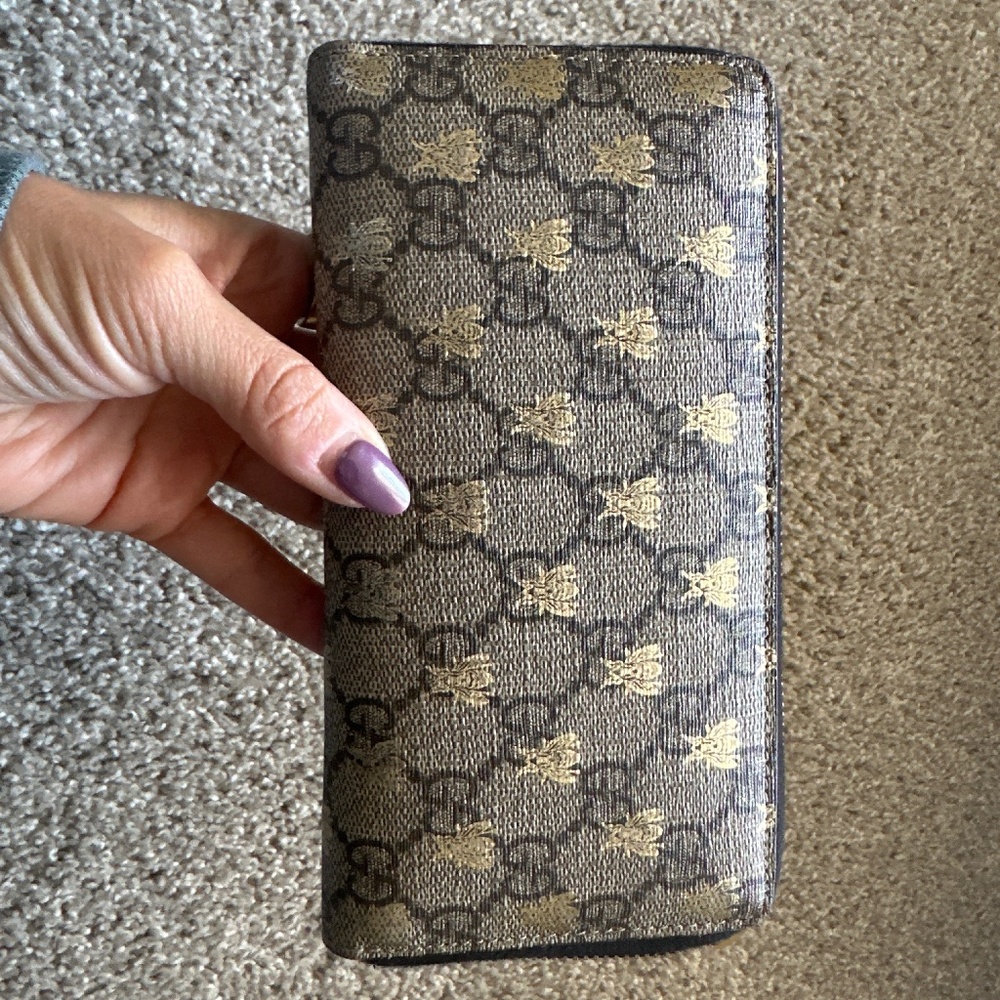 Gucci zip around wallet